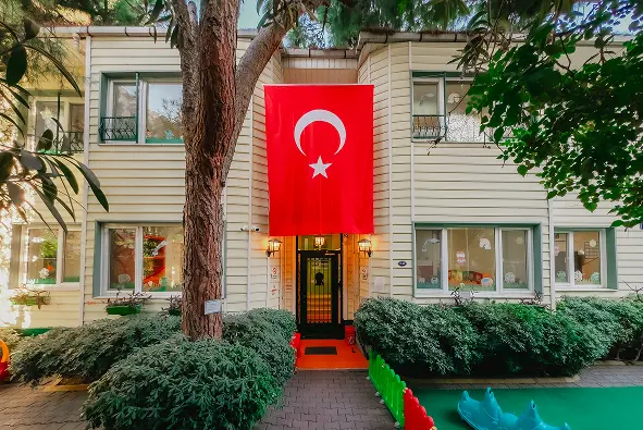 bayraklı okul